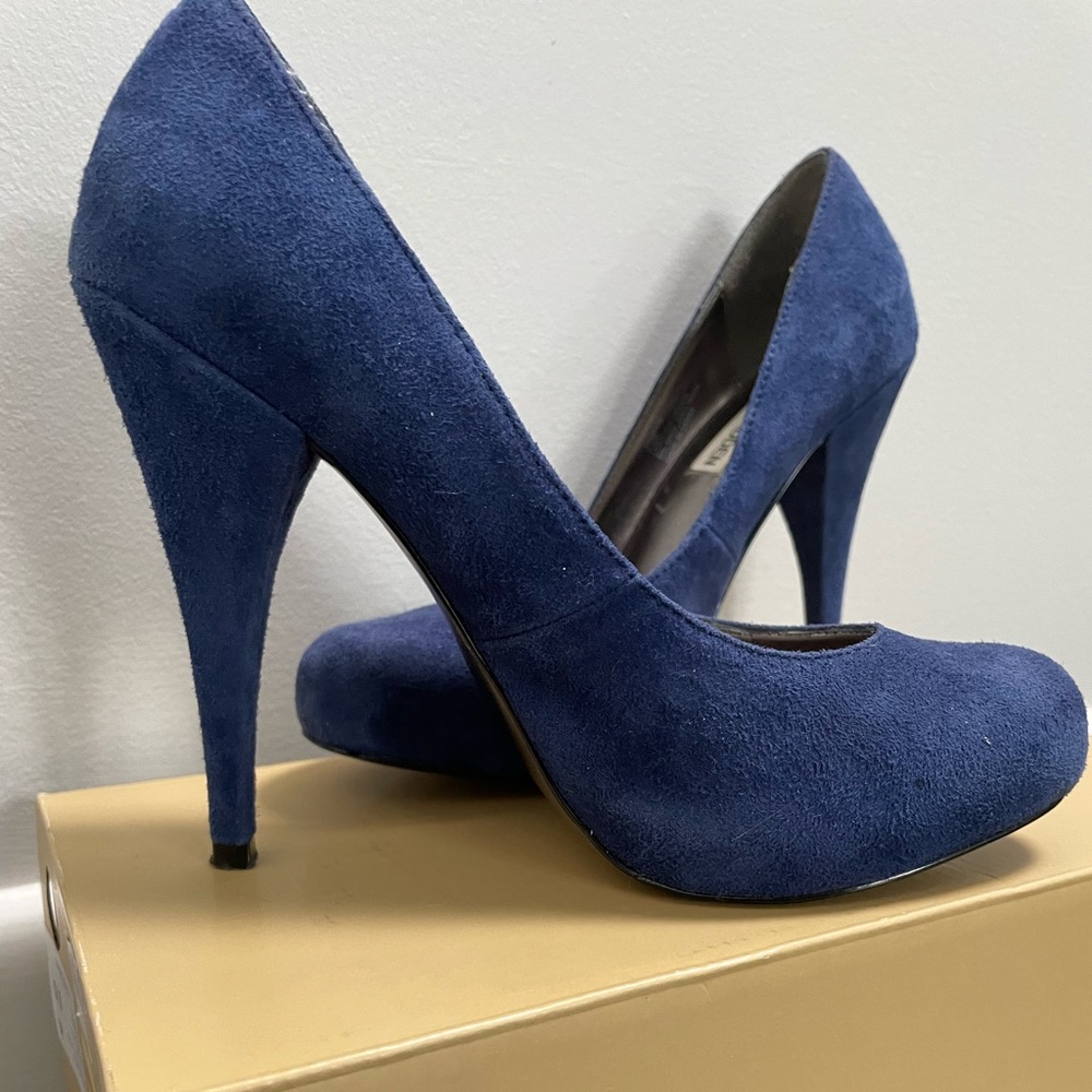 Steve Madden 6.5M suede heels - Picture 2 of 3